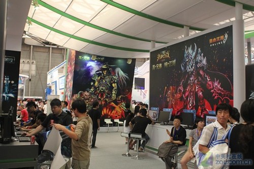 iQOO 15电竞性能技术沟通会展示2K三星珠峰屏与自研电竞芯片Q3